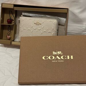 Coach Corner Zip Wristlet In Sig Embossed Leather With Charms Boxed Gift Set